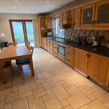 Cosy 4 Bedroom Galway House With Rear Garden Patio Extérieur photo