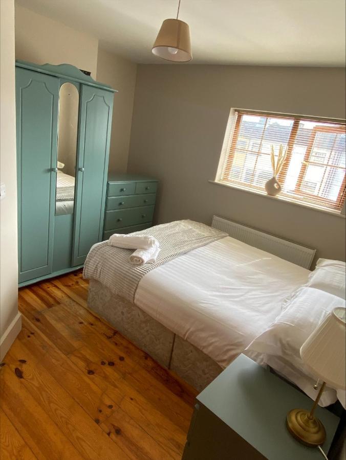 Cosy 4 Bedroom Galway House With Rear Garden Patio Extérieur photo