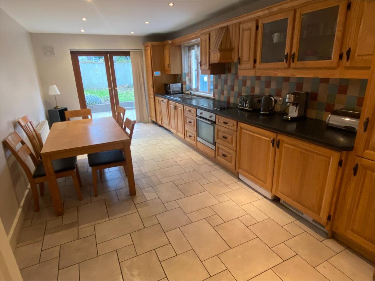 Cosy 4 Bedroom Galway House With Rear Garden Patio Extérieur photo